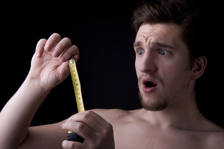 mannen mätte kuken innan han ökade pompa